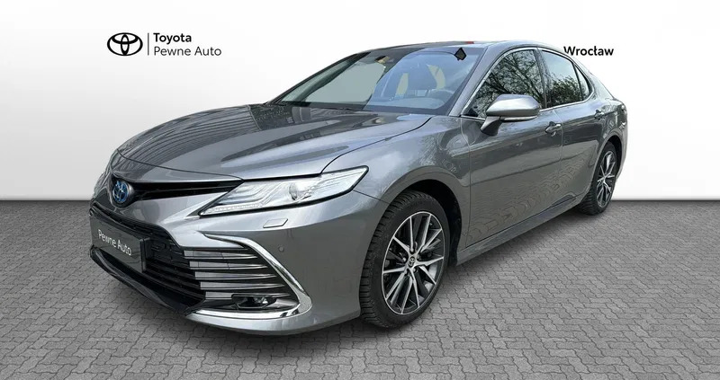 toyota józefów Toyota Camry cena 166900 przebieg: 10051, rok produkcji 2022 z Józefów